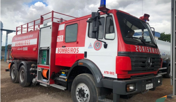 Veículo tanque de combate a incêndio